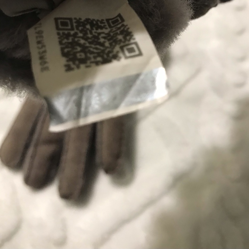 UGG Shearling-Trim Gray Leather Gloves - Picture 8 of 10